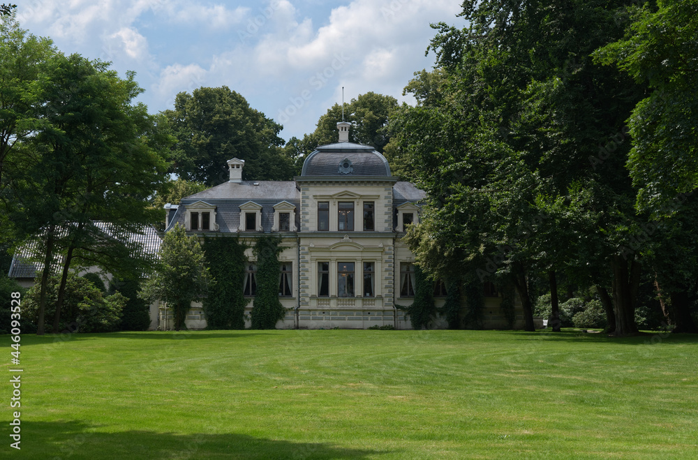 Palais in Rastede bei sonnigem Wetter