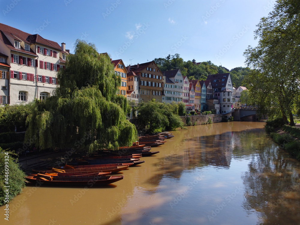 Tübingen, Deutschland: Gebäudezeile am Neckar