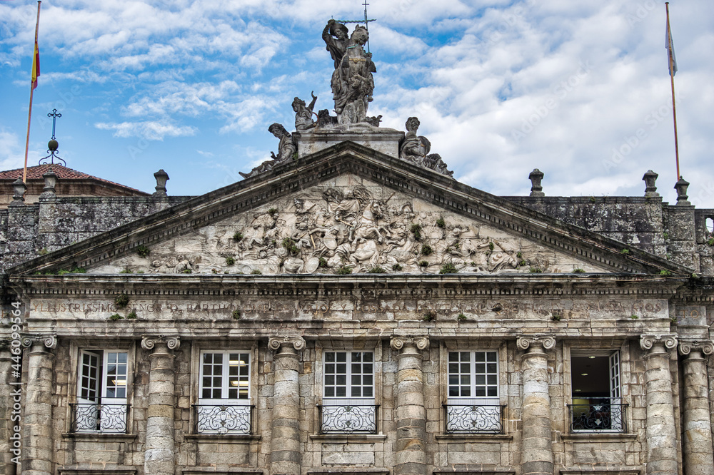 Primer plano parte alta fachada del palacio de Rajoy de arquitectura neoclásica que sirve como ayuntamiento de Santiago de Compostela, España