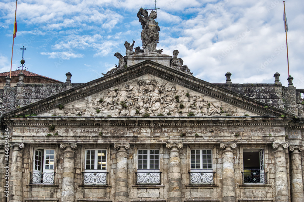 Obraz premium Primer plano parte alta fachada del palacio de Rajoy de arquitectura neoclásica que sirve como ayuntamiento de Santiago de Compostela, España