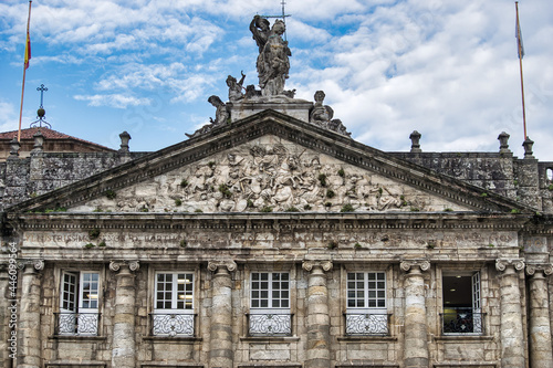 Primer plano parte alta fachada del palacio de Rajoy de arquitectura neoclásica que sirve como ayuntamiento de Santiago de Compostela, España