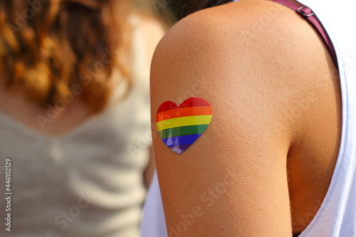 LGBTQ Herz auf dem Arm