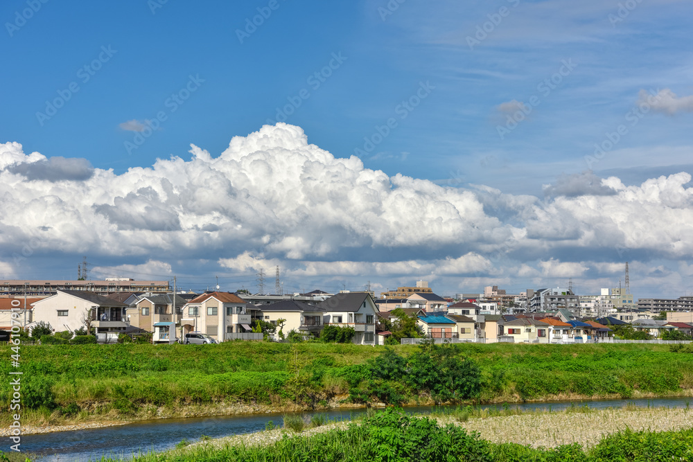 河川沿いの日本の住宅地。Japanese residential area along the river.