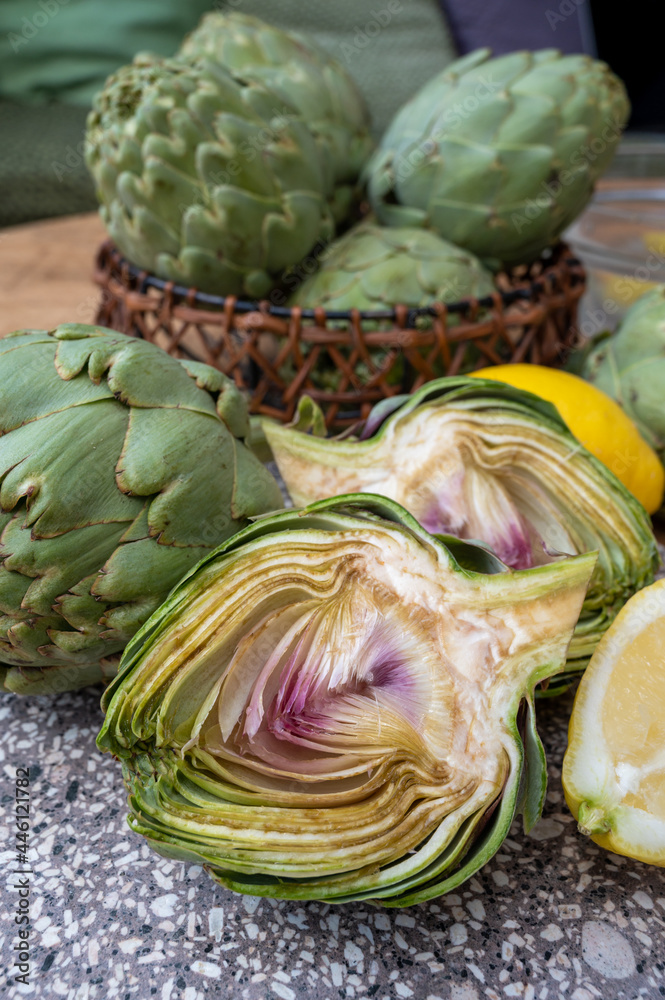 Obraz premium Fresh ripe green artichokes heads ready to cook