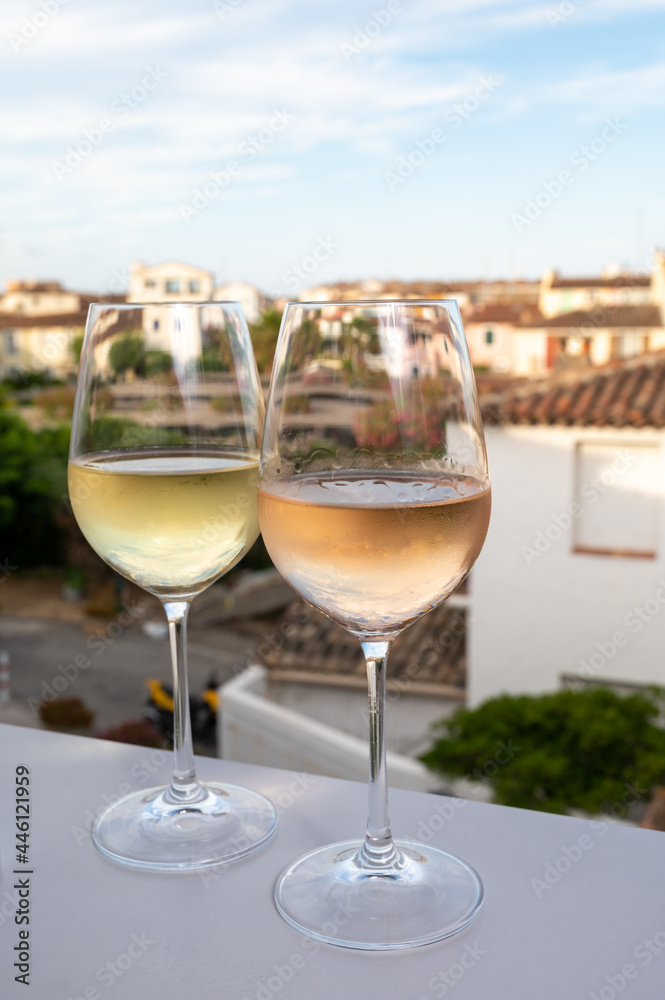 Obraz premium Summer on French Riviera Cote d'Azur, drinking cold rose and white wine from Cotes de Provence on outdoor terrase in Port Grimaud, Var, France
