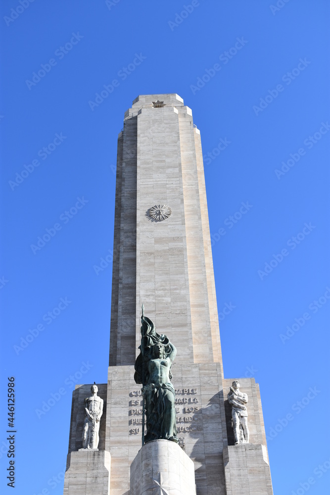 Monumento a la bandera Argentina en primer plano. Ciudad de Rosario, provincia de Santa Fe