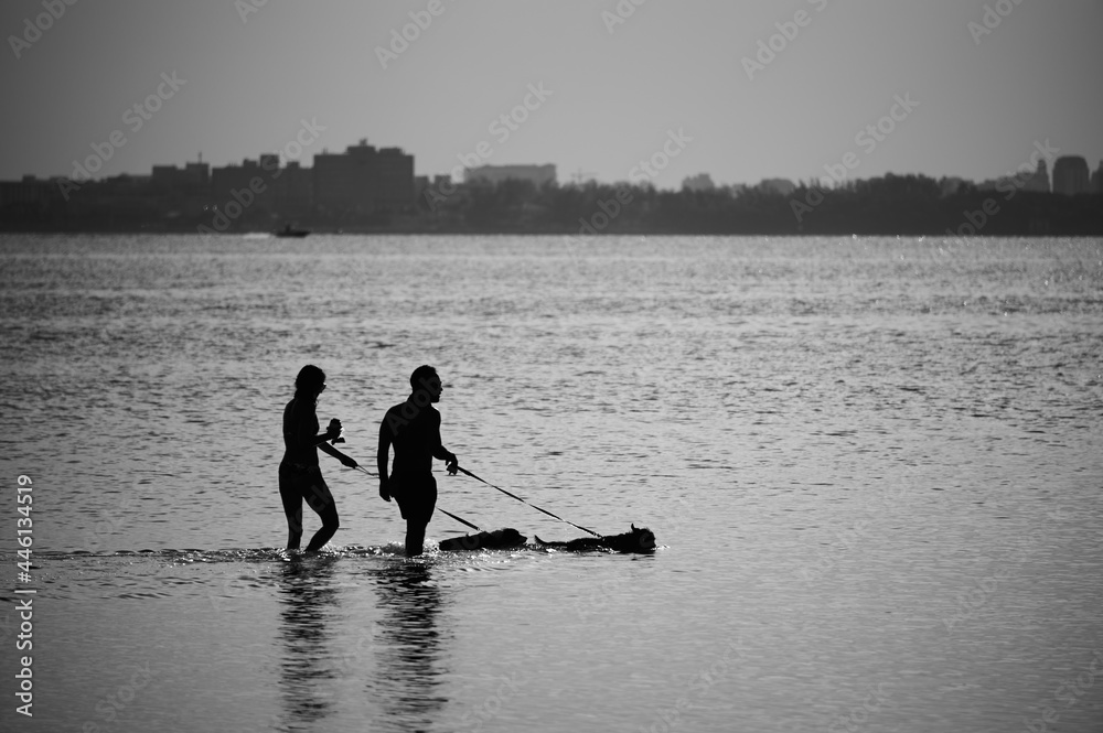 Naklejka premium couple on the beach