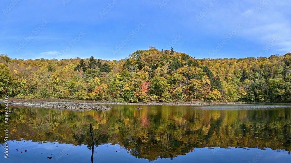 カラフルな紅葉を映す半月湖の情景＠北海道