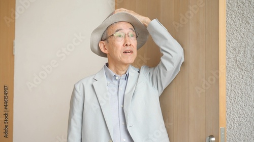 Bild auf Leinwand 玄関から外出する高齢者