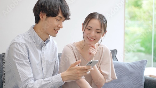 Wallpaper Mural スマートフォンを一緒に使うカップル Torontodigital.ca