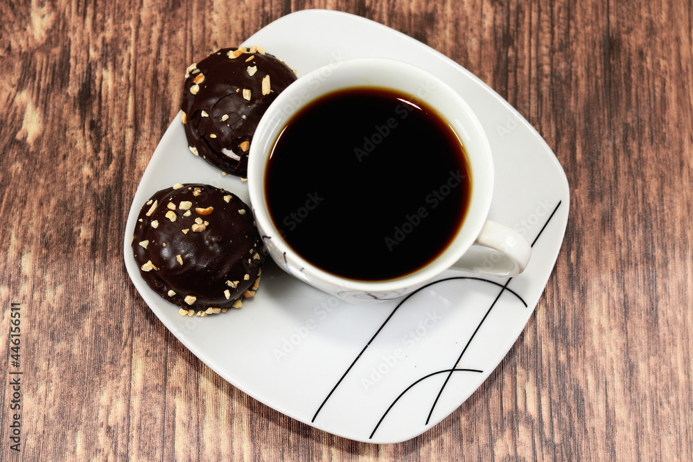 Obraz premium A cup of coffee with chocolate cakes