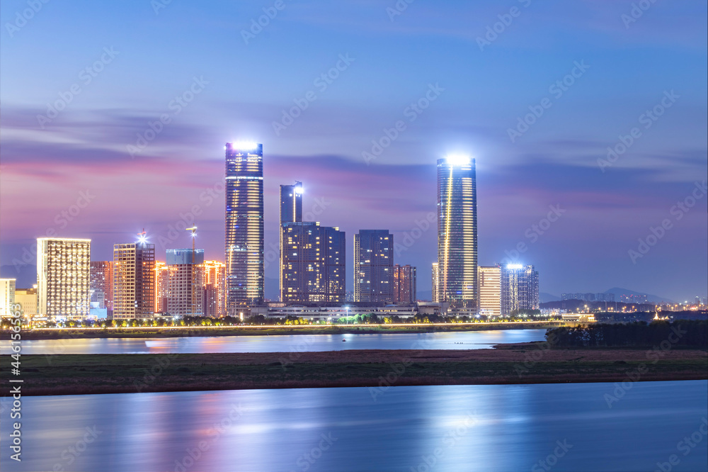 Located along the Ganjiang River, Honggutan New District is a modern city with bright lights and beautiful scenery at night. A capital city in eastern China.