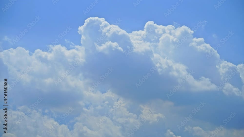 真っ青な夏空に浮かぶ積乱雲 4K UHD 真っ青な夏空に浮かぶ積乱雲 4K UHD