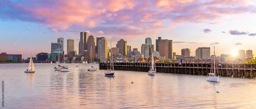 Naklejka premium Boston Harbour skyline and Financial District in Massachusetts, USA
