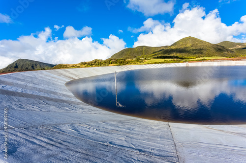 Reflets de nuages dans retenue collinaire de Piton Marcelin, île de la Réunion  photo