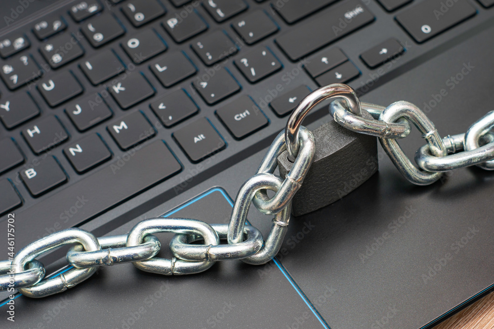 Obraz premium an iron chain fastened with a padlock on a computer keyboard the concept of data protection censorship on the Internet
