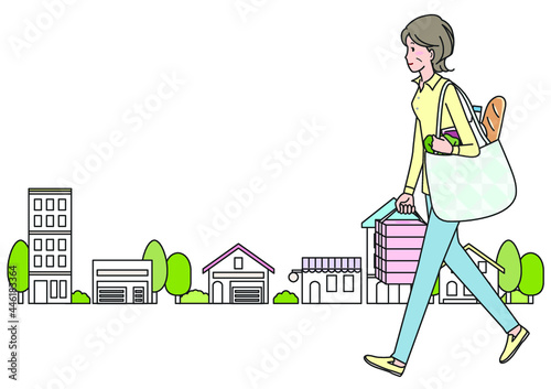 買い物帰りに街なかを歩く中高年の女性