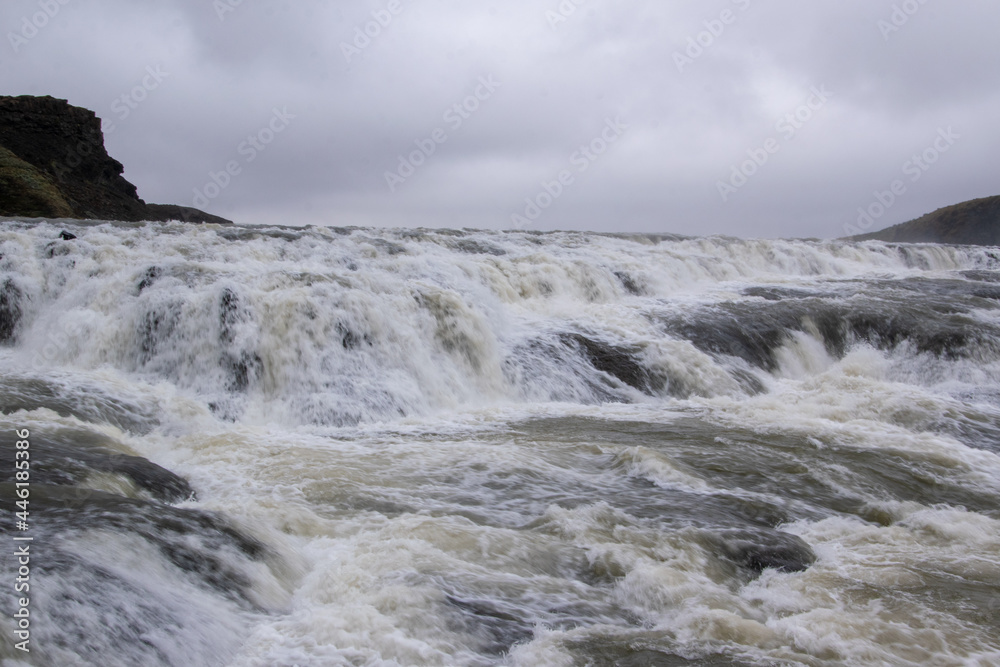 Obraz premium Der Gullfoss ist ein Wasserfall des Flusses Hvítá in Haukadalur im Süden Islands. Das Wasser des Hvítá-Flusses entspringt vom Gletscher Langjökull