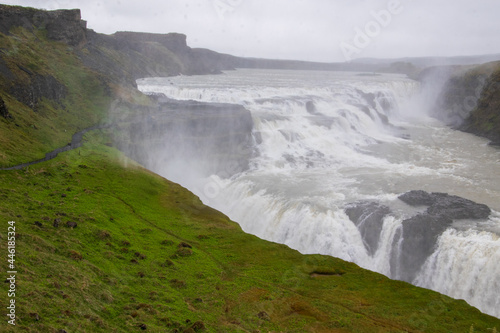 Der Gullfoss ist ein Wasserfall des Flusses Hv  t   in Haukadalur im S  den Islands. Das Wasser des Hv  t  -Flusses entspringt vom Gletscher Langj  kull