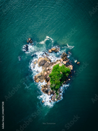 an island in the sea like a heart, Sri Lanka