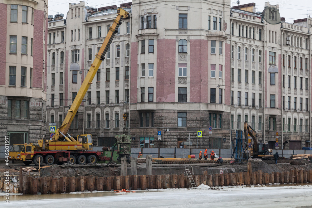 Reconstruction of Fontanka river embankment with industrial cranes