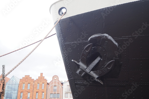 Podniesiona kotwica na statku na tle kamienic w Gdańsku, Polska photo
