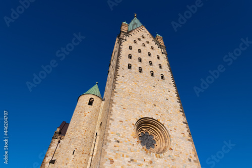 Paderborn Hoher Dom Bischofssitz Deutschland Katholische Kirche Westturm Glocken Denkmal Attraktion Erzbistum Perspektive Hasenfenster Krypta Sehenswürdigkeit St. Kilian Paderquelle romanik Gotik  photo