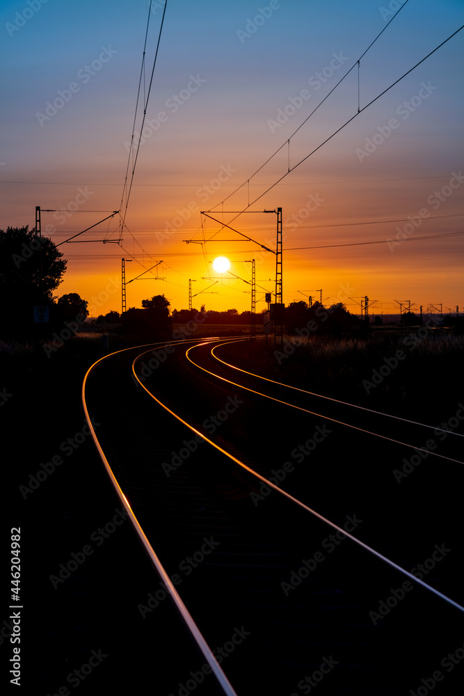 Eisenbahn Sonnenuntergang Kurve Hauptstrecke Deutschland Gleise Schienen Neuenbeken Westfalen Farbe orange blau Verlauf Dämmerung Oberleitung Signal Elektrifizierung Masten Verkehr Stimmung Symbol