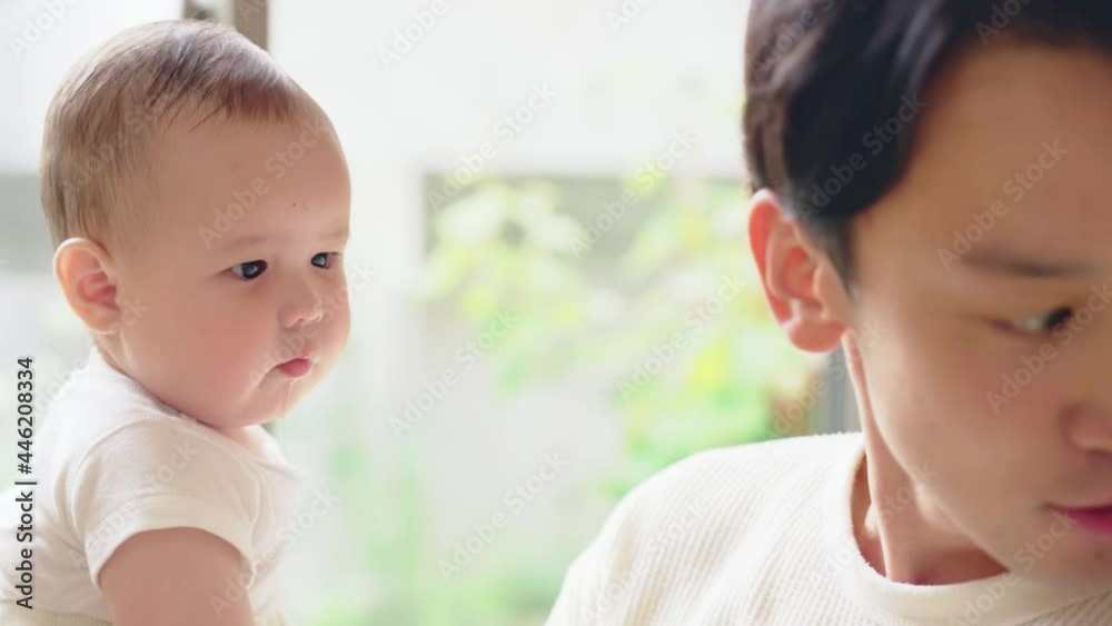 赤ちゃんを抱っこする男性 スローモーション 赤ちゃんを抱っこする男性 スローモーション