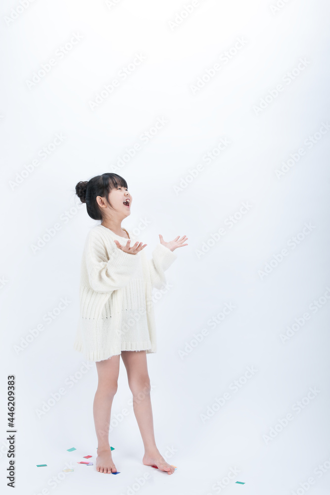 The little girl is happy. The congratulatory paper is coming down. The little girl is happy. The congratulatory paper is coming down.