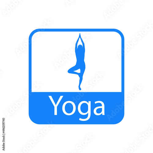 Icono con palabra Yoga y silueta de mujer de pie en postura del árbol en cuadrado de color azul