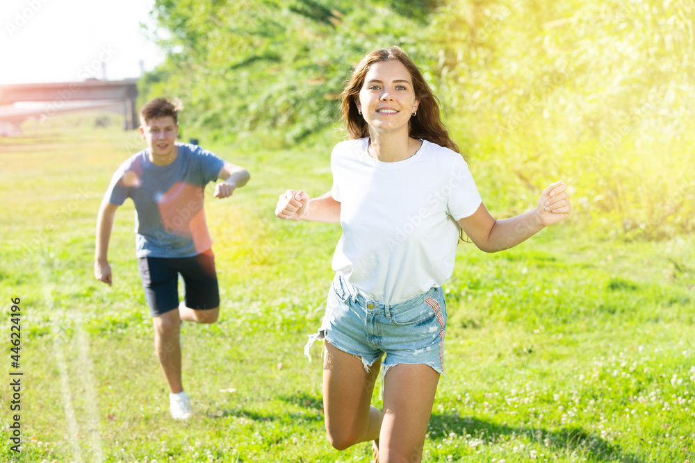 Obraz premium A couple of young people is running on the grass