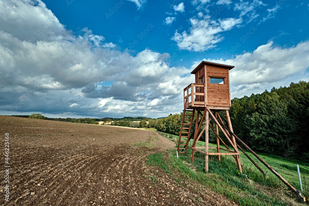 Hochsitz am Rande eines Feldes. Hochsitz am Rande eines Feldes.