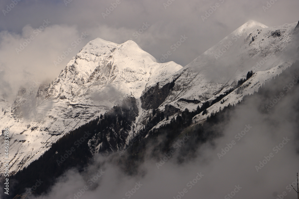 Alpengipfel im Dunst; Blick aus Brienz zum Augstmatthorn (Berner Oberland)