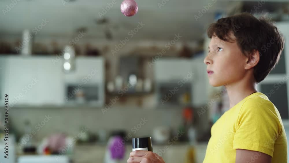 Vidéo Stock Curious boy and girl conducting a physical experiment