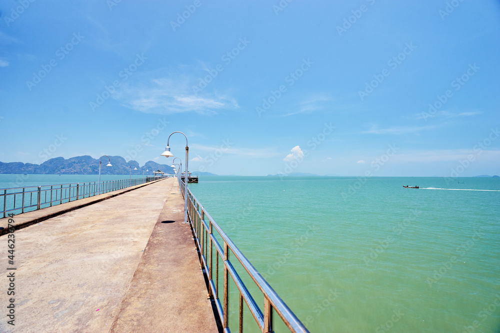 Fototapeta premium Beautiful lanscape with pier on the sea shore.