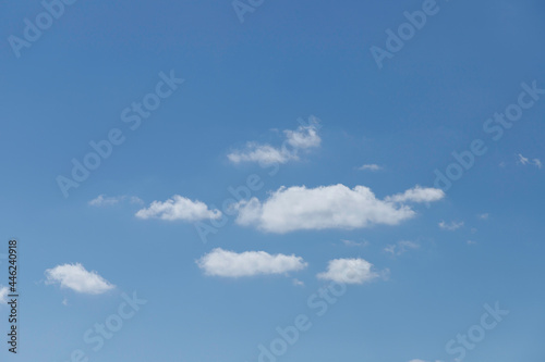 青空を背景にポカリと浮かぶ白い雲