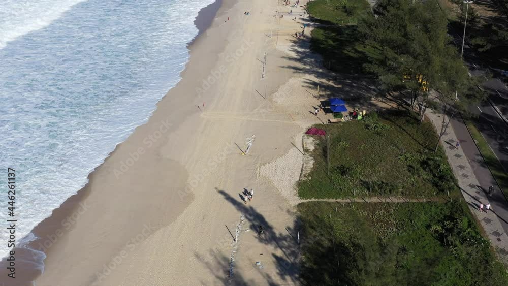 Imagem aérea de um belo dia na praia do Recreio dos Bandeirantes, próximo ao Posto 9, Rio de Janeiro, Brasil.