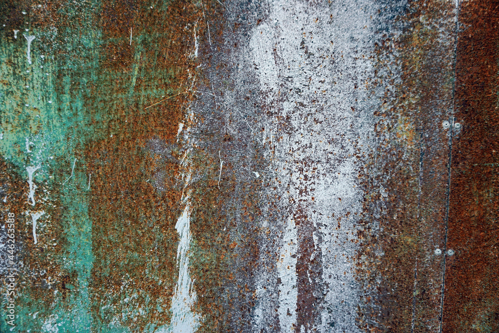 The surface of the steel plate is rusted