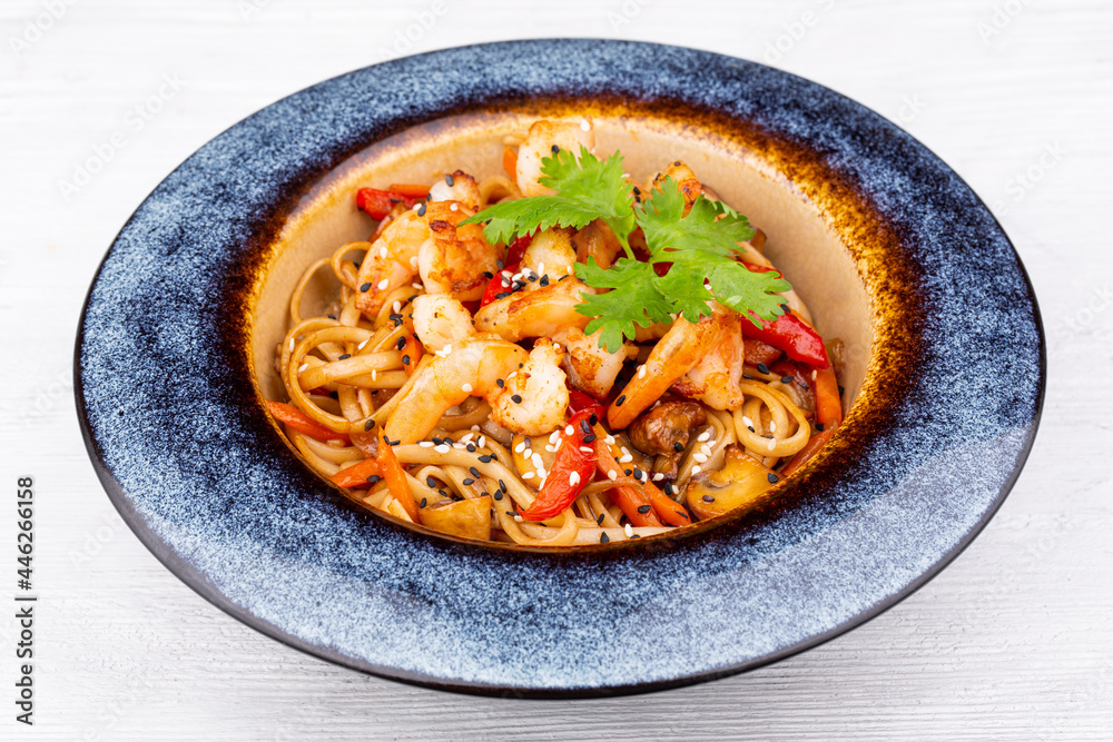 udon with shrimp, in chili sauce, wheat noodles, Bulgarian pepper, onions, beans, soy sauce, sesame, cilantro
udon with shrimp, in chili sauce, wheat noodles, Bulgarian pepper, onions, beans, soy sauce, sesame, cilantro