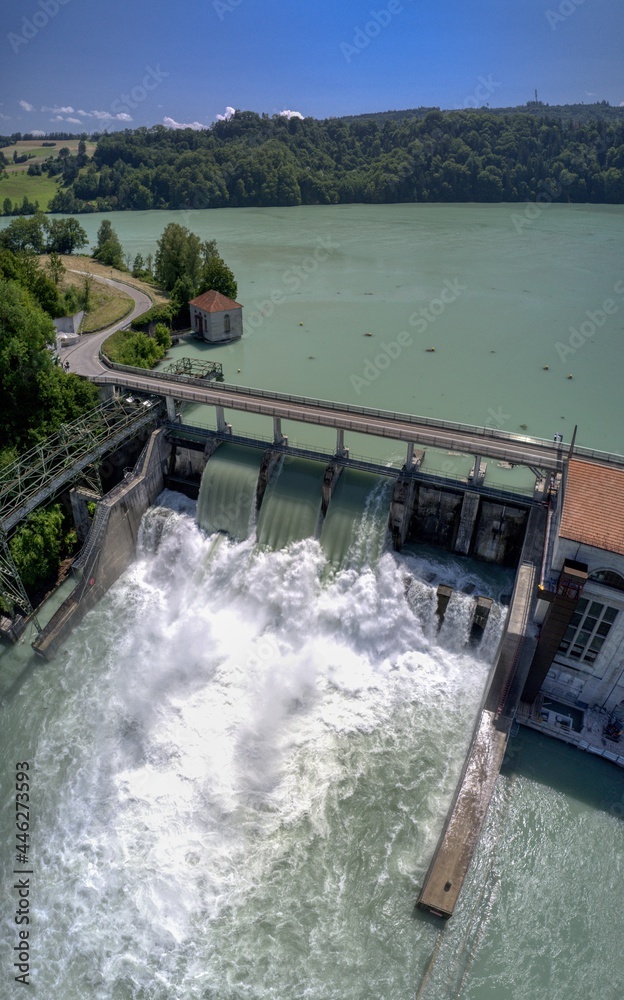 Fototapeta premium Offene Schleusen beim Wasserkraftwerk Mühleberg im Kanton Bern nach dem Hochwasser 2021, Schweiz