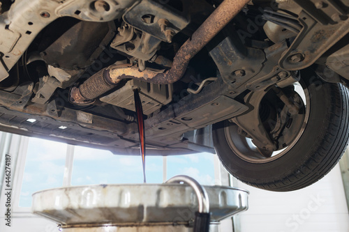 Foto The process of draining used engine oil from the crankcase into the sump