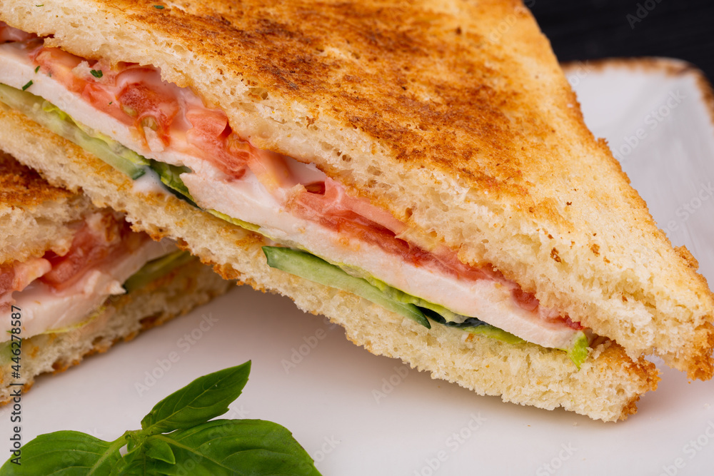 toast bread, chicken breast, lettuce, cucumbers, tomatoes, sauce toast bread, chicken breast, lettuce, cucumbers, tomatoes, sauce