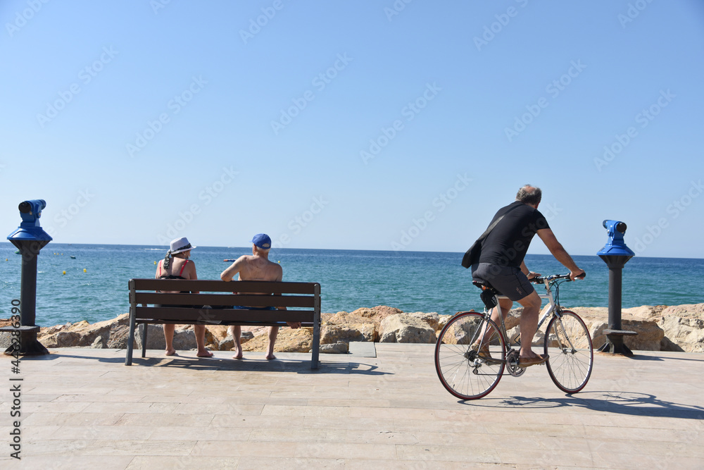 vieux âge pension retraite vacances plages mer Espagne océan seniors vélo 