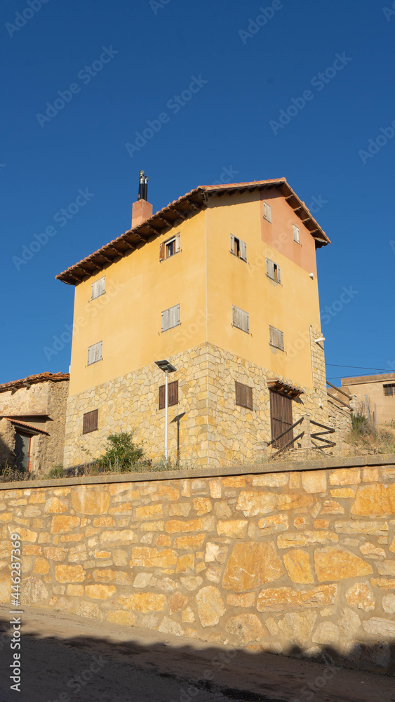 Gúdar, casas en la parte alta del pueblo