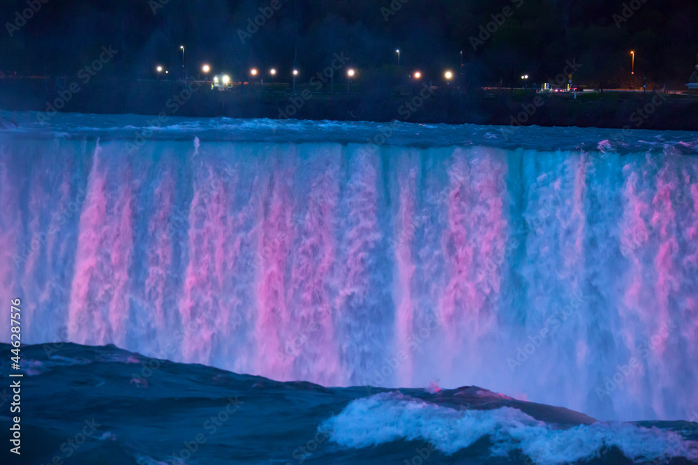 Obraz premium Niagara Falls at night under colored lights