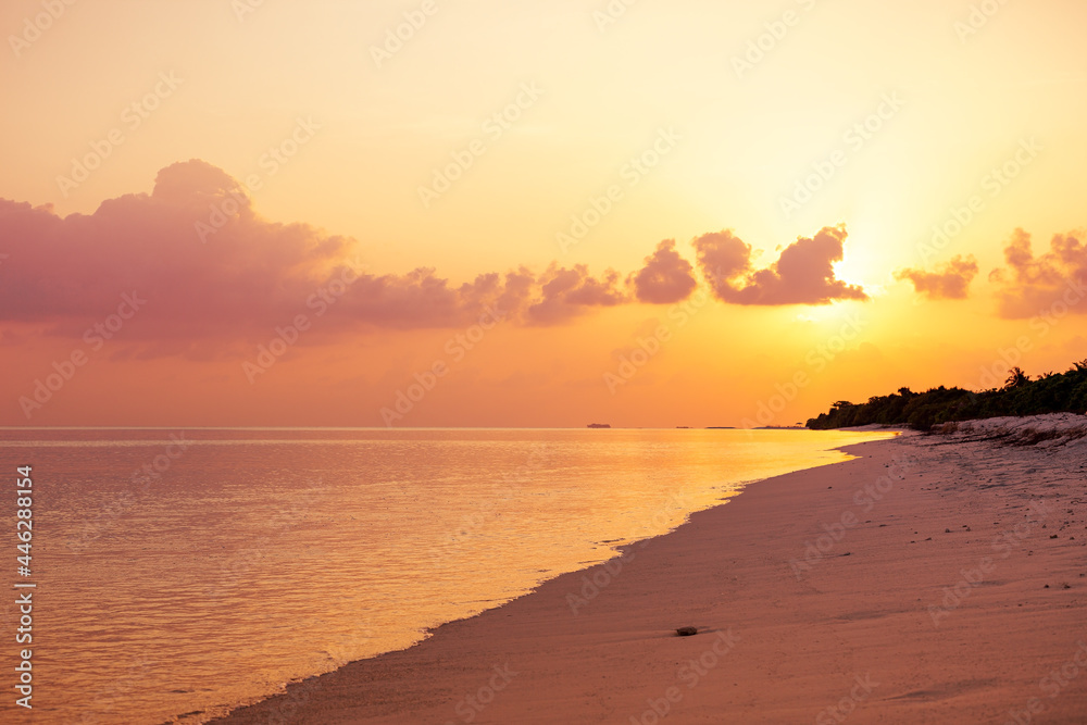 Obraz premium Beautiful tropical sunset with sea and sandy coastline