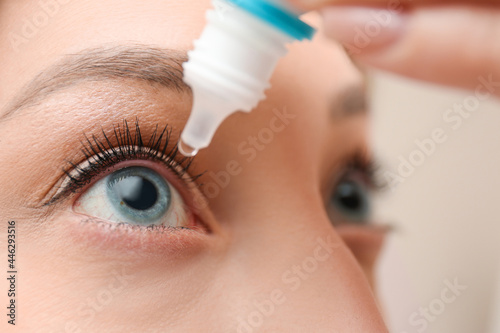 Foto Young woman using eye drops, closeup view