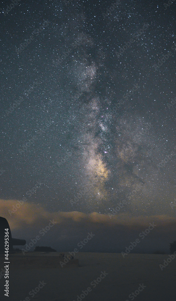 Siluetas hacia campo de estrellas en el cielo y la vía láctea. Castillo y personas. Siluetas hacia campo de estrellas en el cielo y la vía láctea. Castillo y personas.
