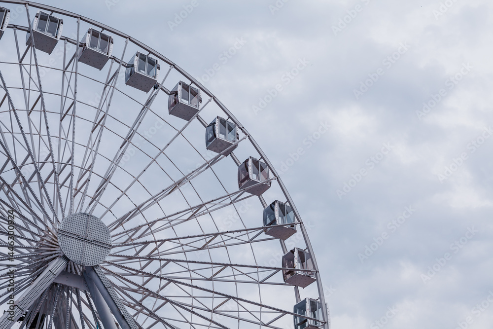 Fototapeta premium ferris wheel on a blue sky